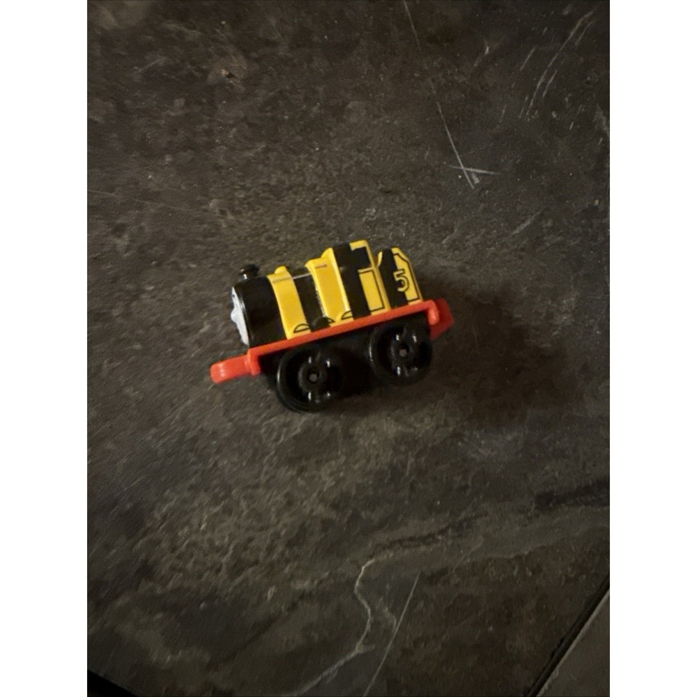 Thomas & Friends Core Moment Minis Bumble Bee James 1.5" Mini Train Vehicle Toy